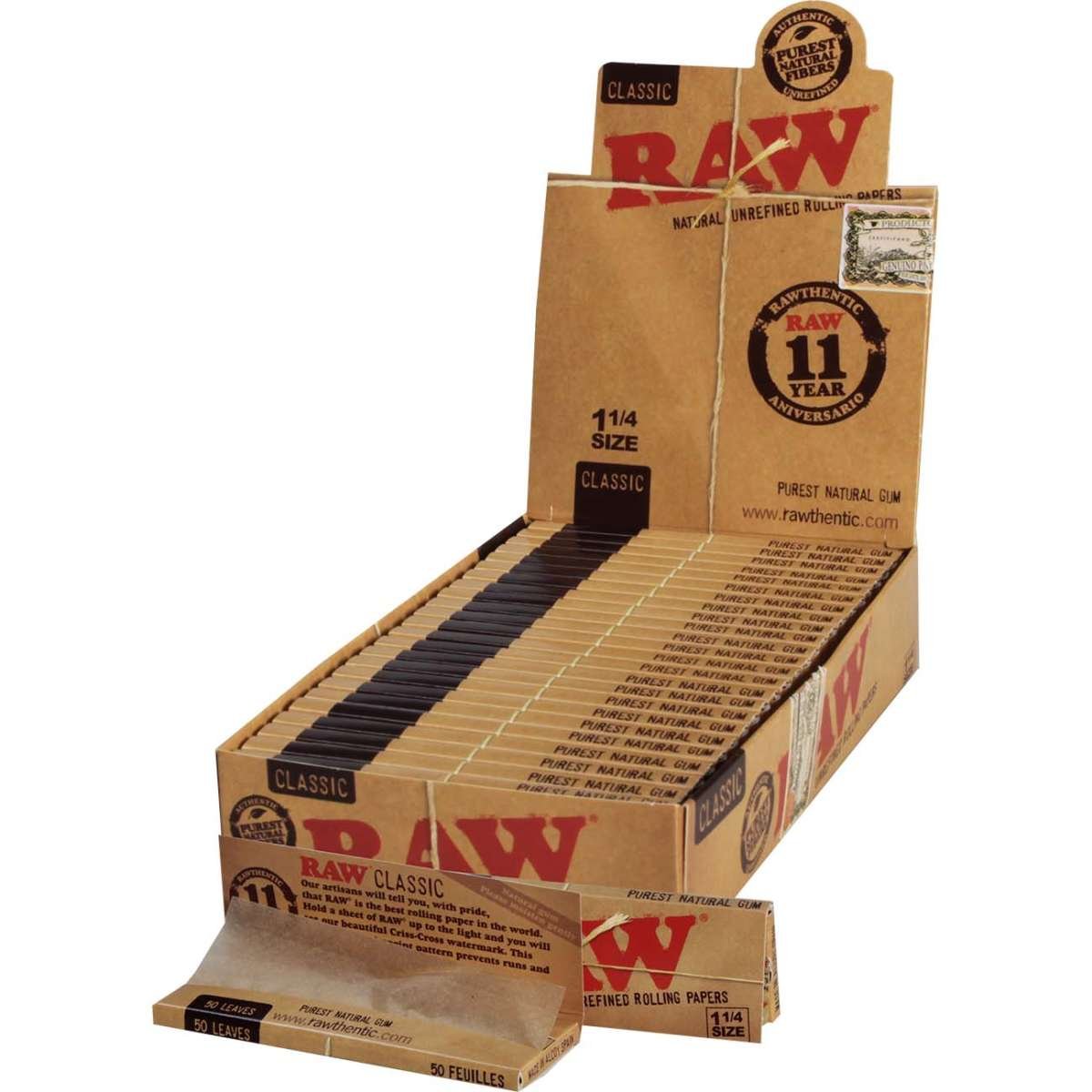 Lähikuva RAW Classic 1 ¼ -rullapaperipaketista ja paperista puupinnalla.