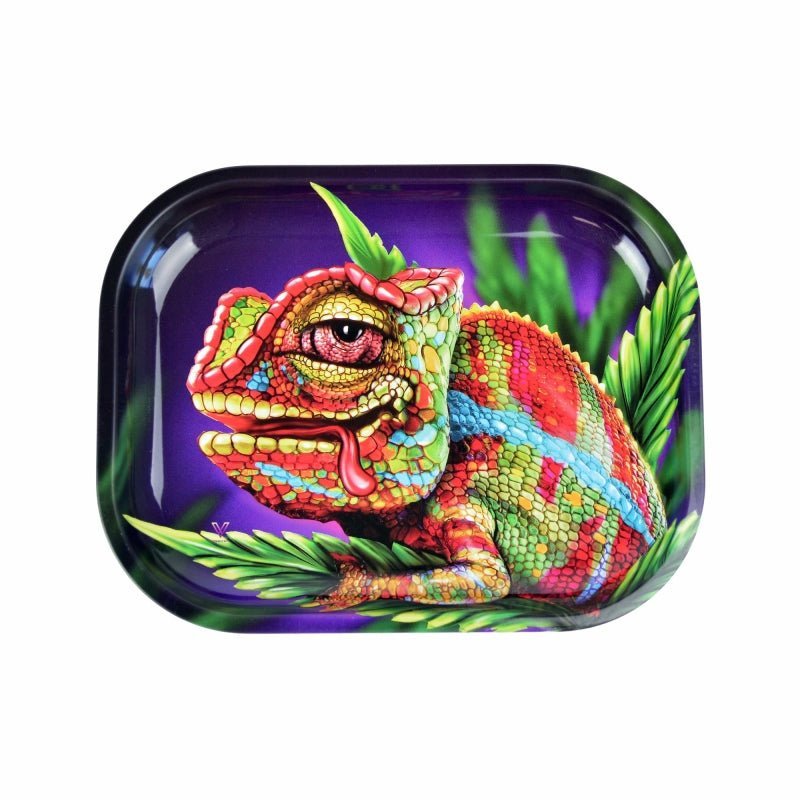 Pieni Rolling Tray Small 18x14cm CHAMELEON -rullausalusta, jossa on monivärinen, yksityiskohtainen kameleonttikuvitus metallipinnalla.