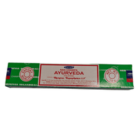 Kuva Satya Ayurveda suitsukepaketista, jossa näkyy perinteisiä intialaisia kuvioita ja logo, suitsuketikkuja aseteltuna tyylikkäästi.