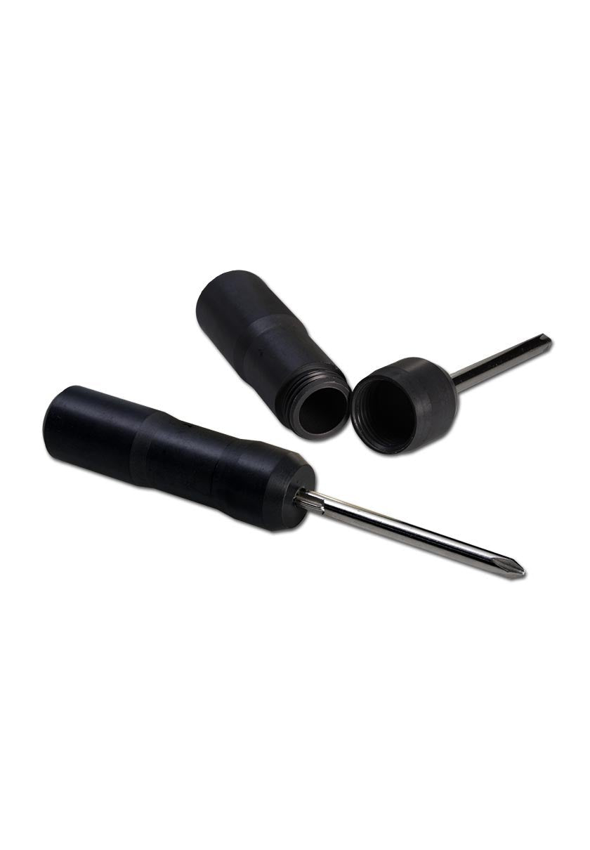 Realistisen näköinen Stash Can Screwdriver -ruuvimeisseli, jonka kahvassa on avattu salainen säilytyslokero pienille esineille.